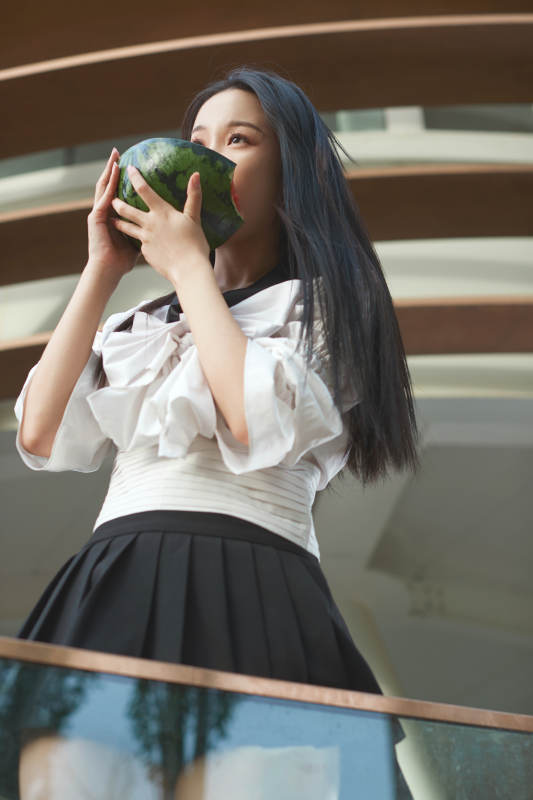 初夏户外公园吃西瓜的可爱少女图片