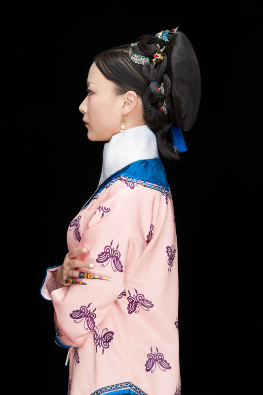 黑色背景下的清代女性古装造型清朝古装图片