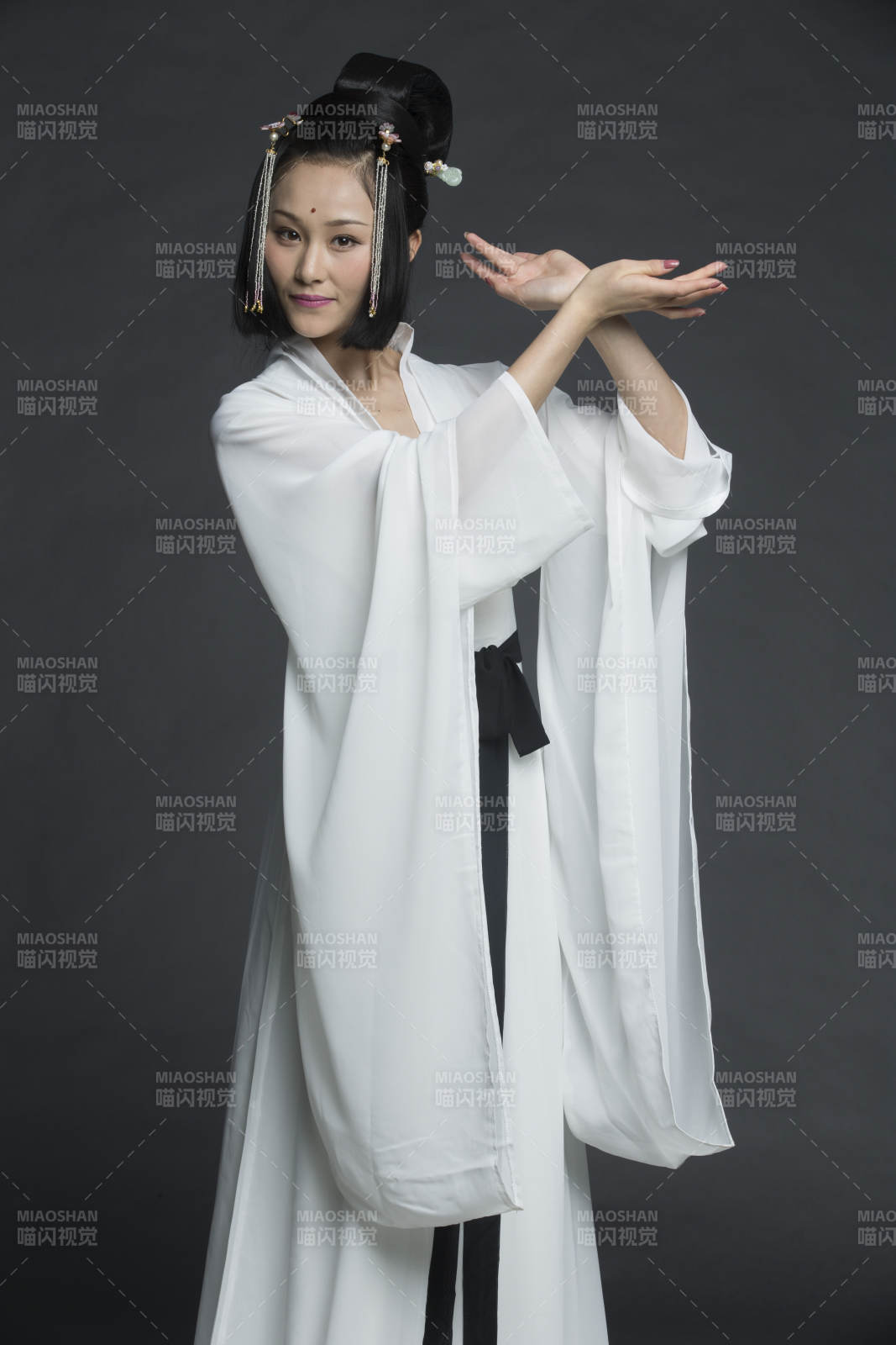 身穿古装的汉服女性人像汉服影棚拍摄图片