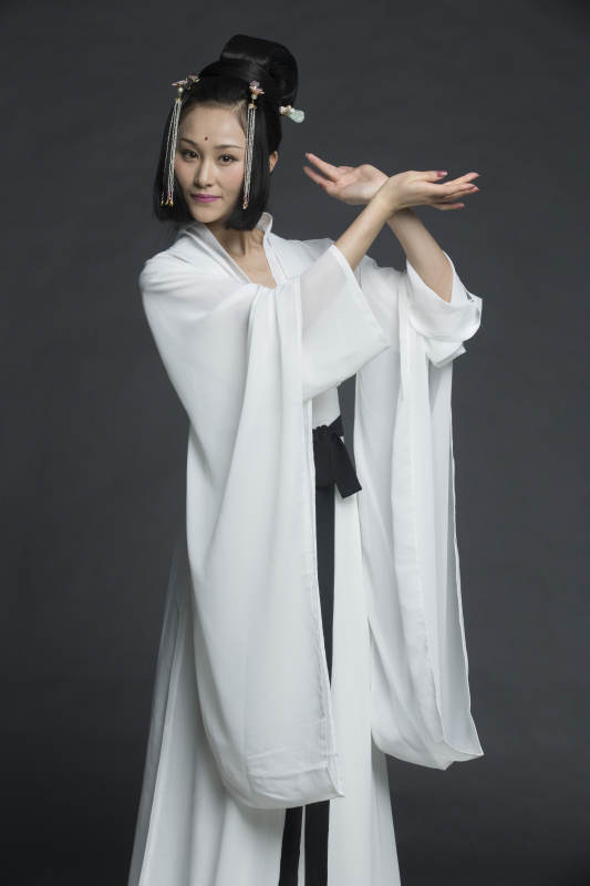 身穿古装的汉服女性人像汉服影棚拍摄图片