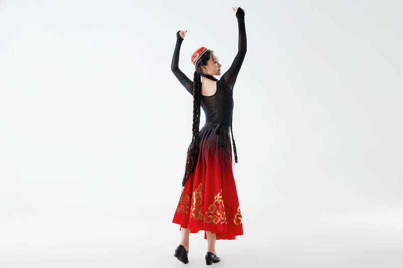 穿着新疆维吾尔族服饰跳舞的少女图片