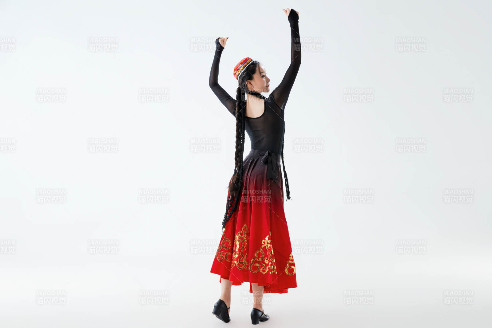 穿着新疆维吾尔族服饰跳舞的少女图片