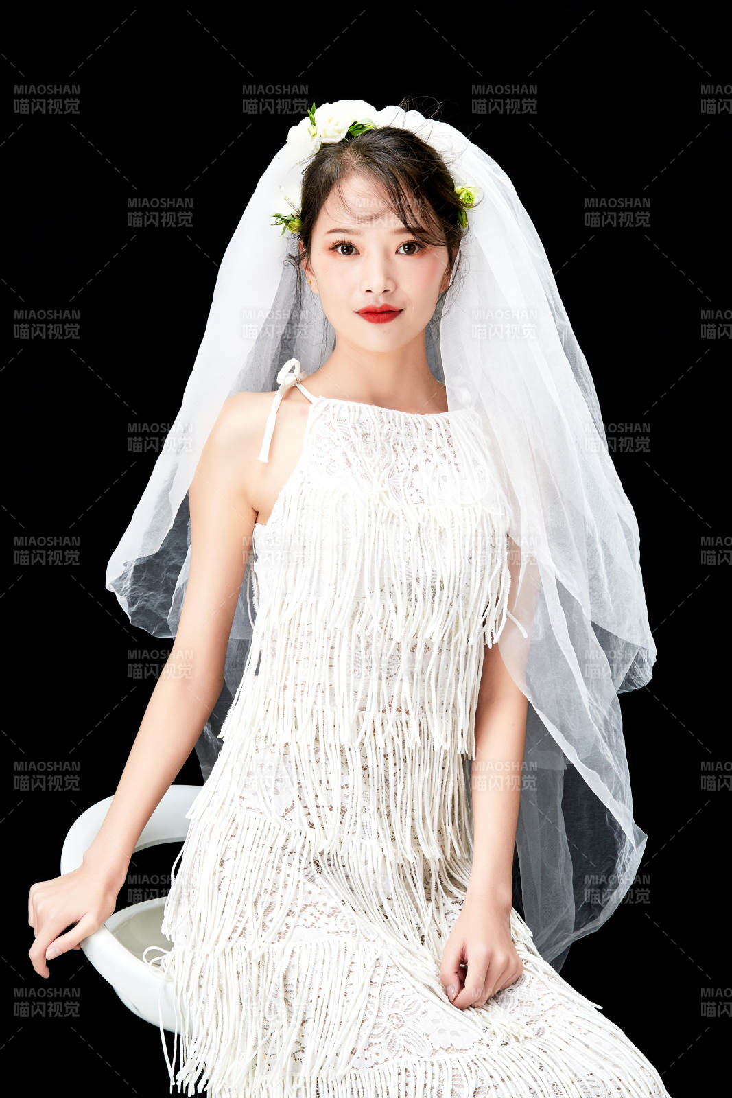 黑色背景下的美妆新娘彩妆人像图片