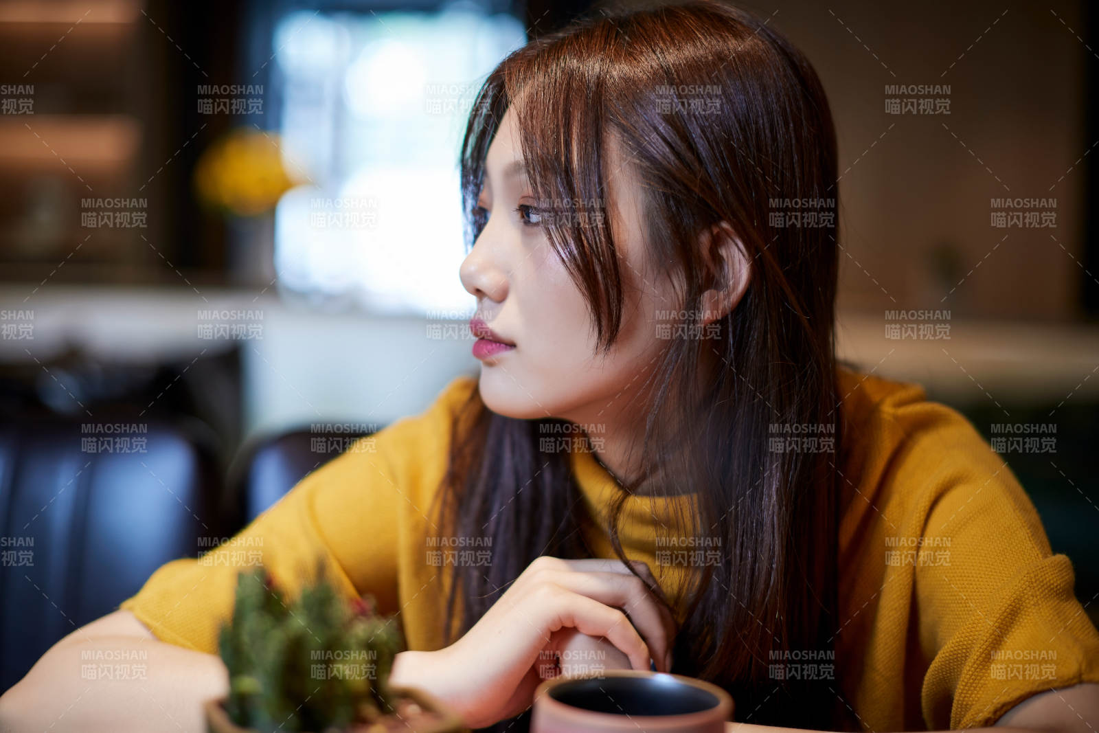 在图书咖啡馆阅读书籍的少女图片