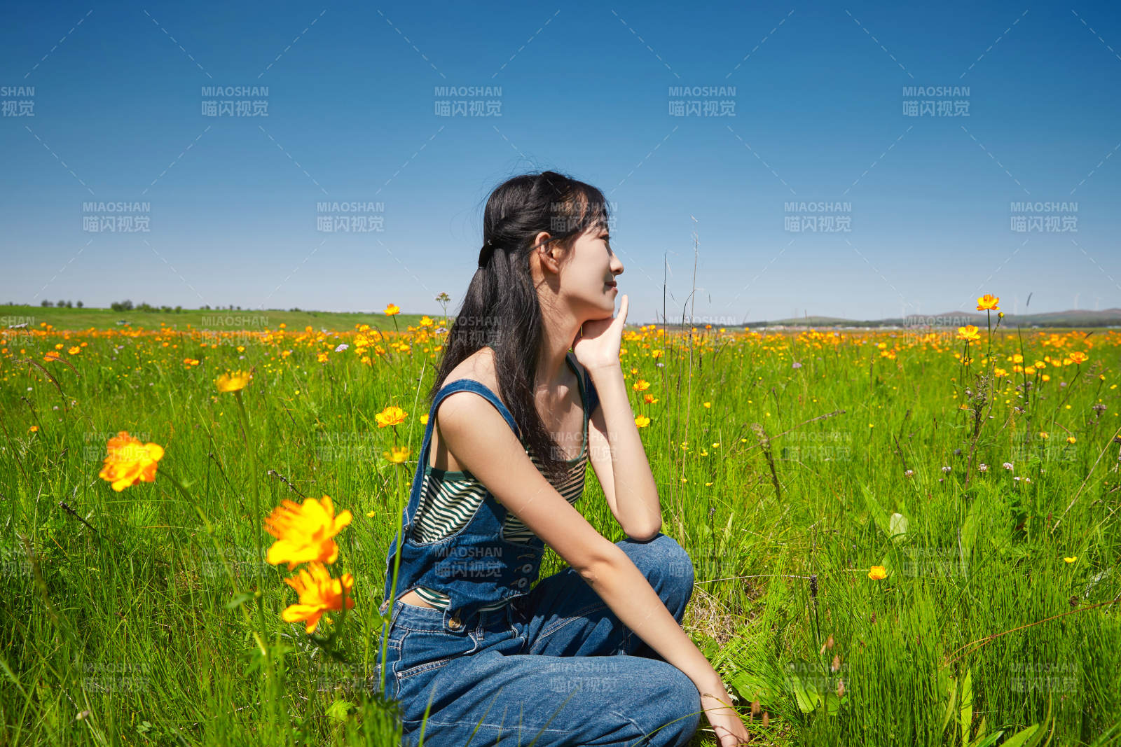 盛夏在草原湿地公园游玩的姑娘图片