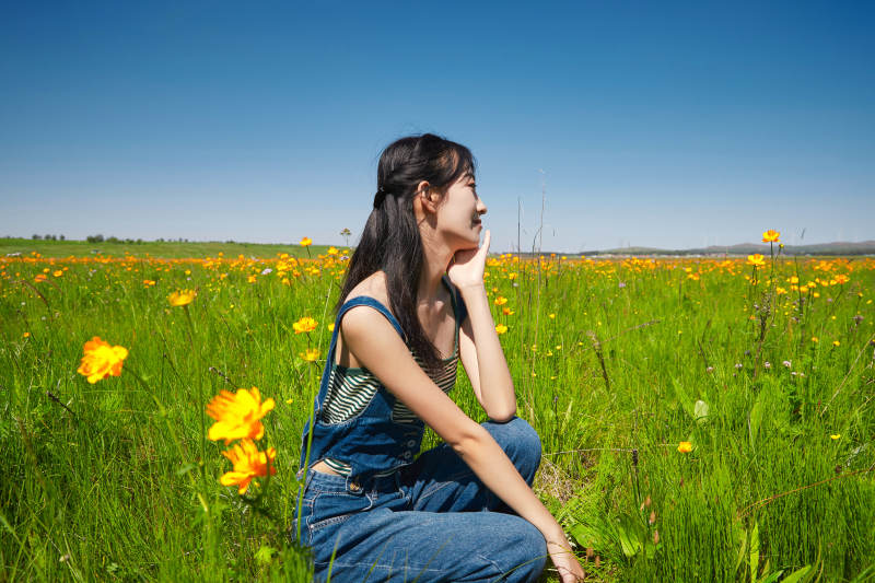 盛夏在草原湿地公园游玩的姑娘图片