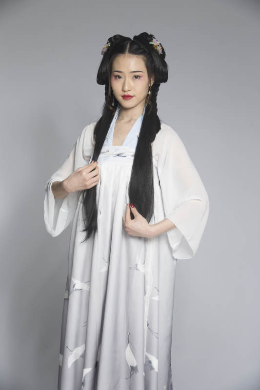 汉服风韵人像棚拍汉服少女图片