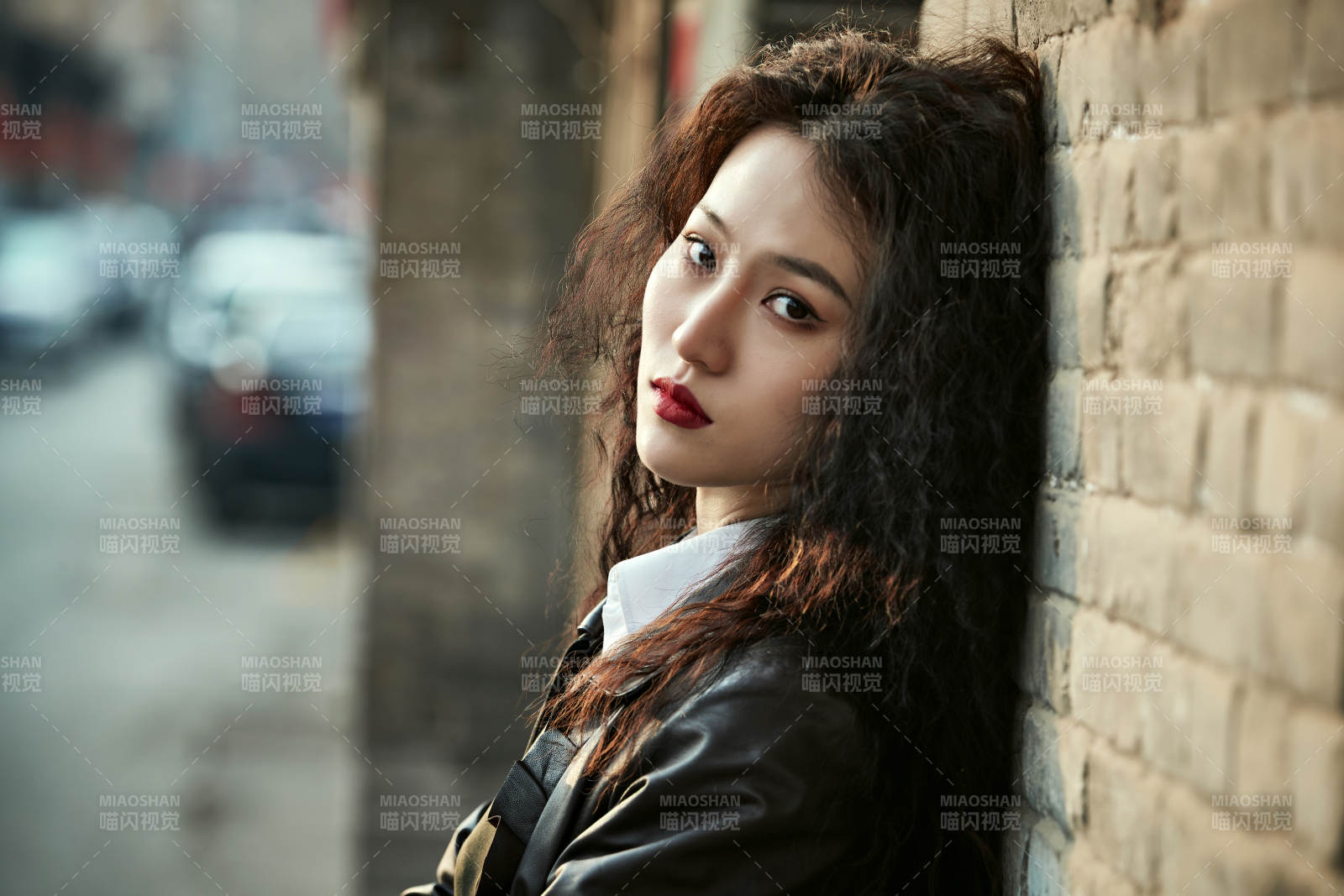 老旧城区里穿着复古港风的美丽清纯少女图片