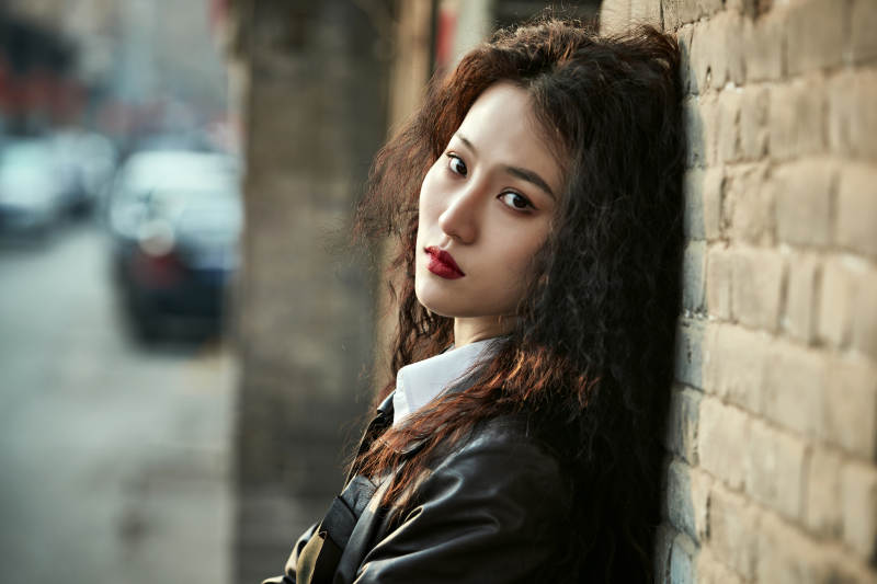 老旧城区里穿着复古港风的美丽清纯少女图片