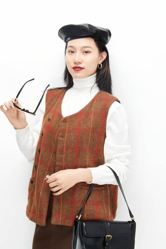 身穿复古服装的亚洲少女人像图片