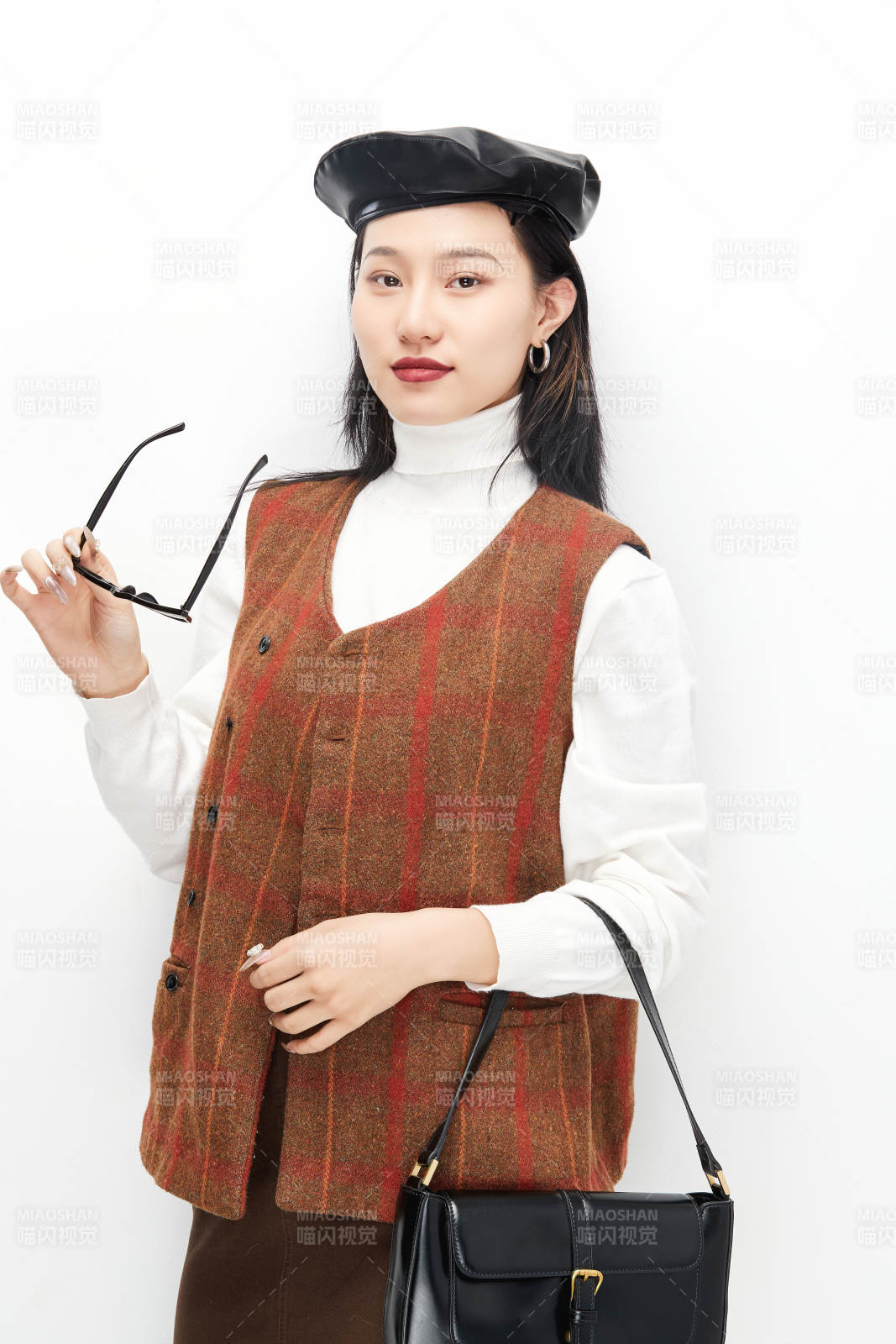 身穿复古服装的亚洲少女人像图片