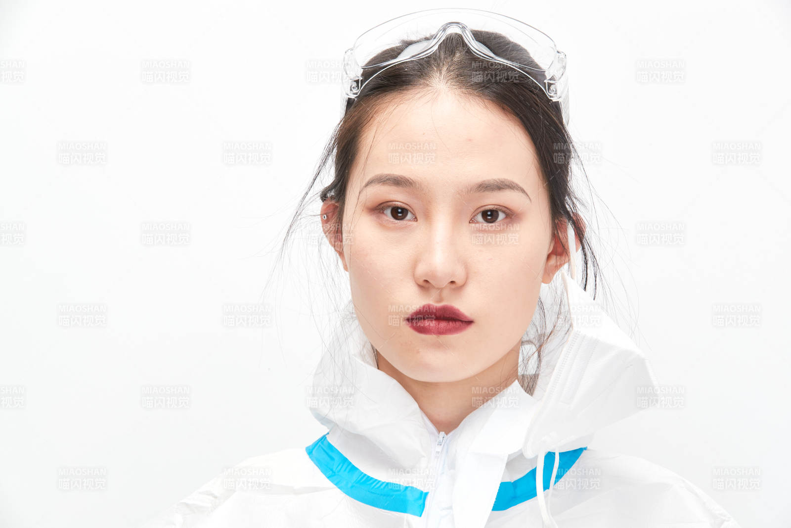 穿白色防护服佩戴护目镜口罩的女性医疗人员图片
