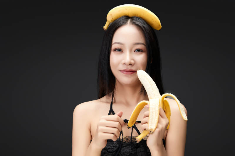 吃水果的亚洲东方长发少女图片