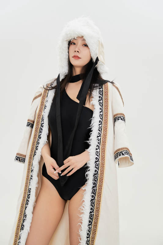 身穿混搭风格蒙族服饰的美女图片