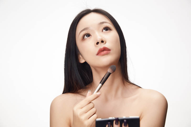 亚洲美女面部特写化妆护肤图片