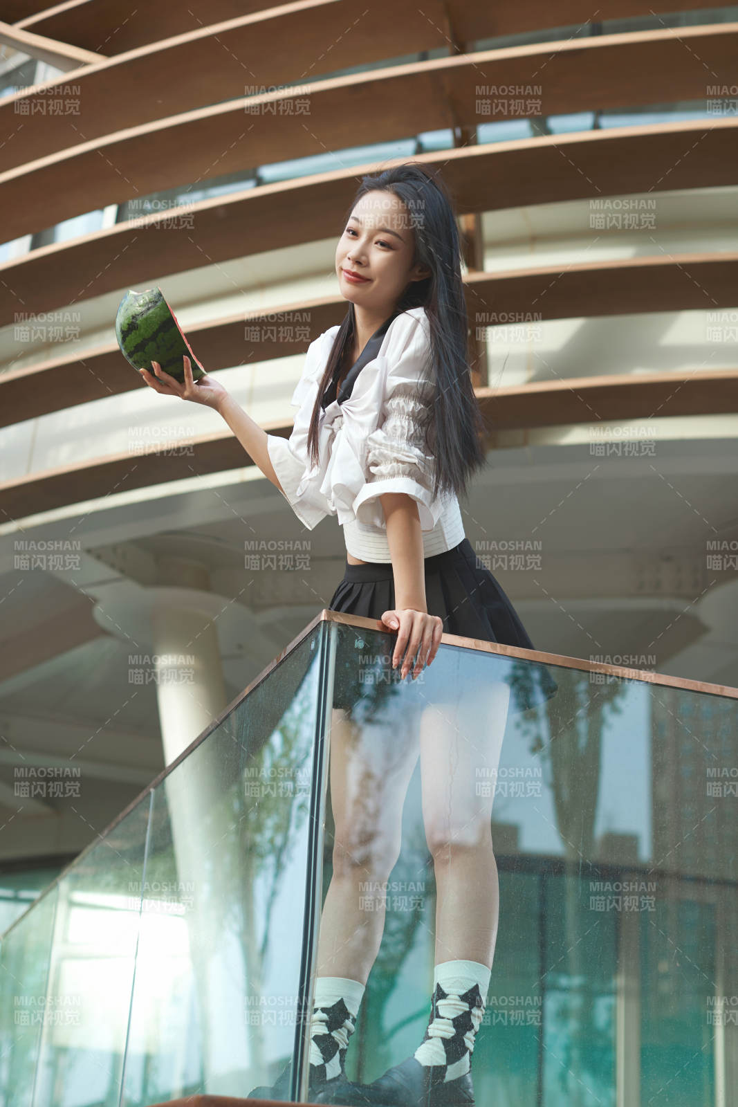 初夏户外公园吃西瓜的可爱少女图片