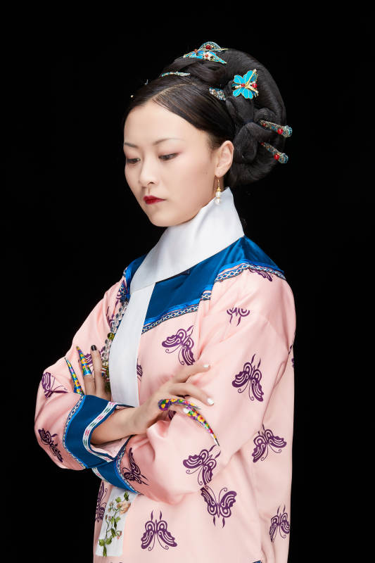 黑色背景下的清代女性古装造型清朝古装图片