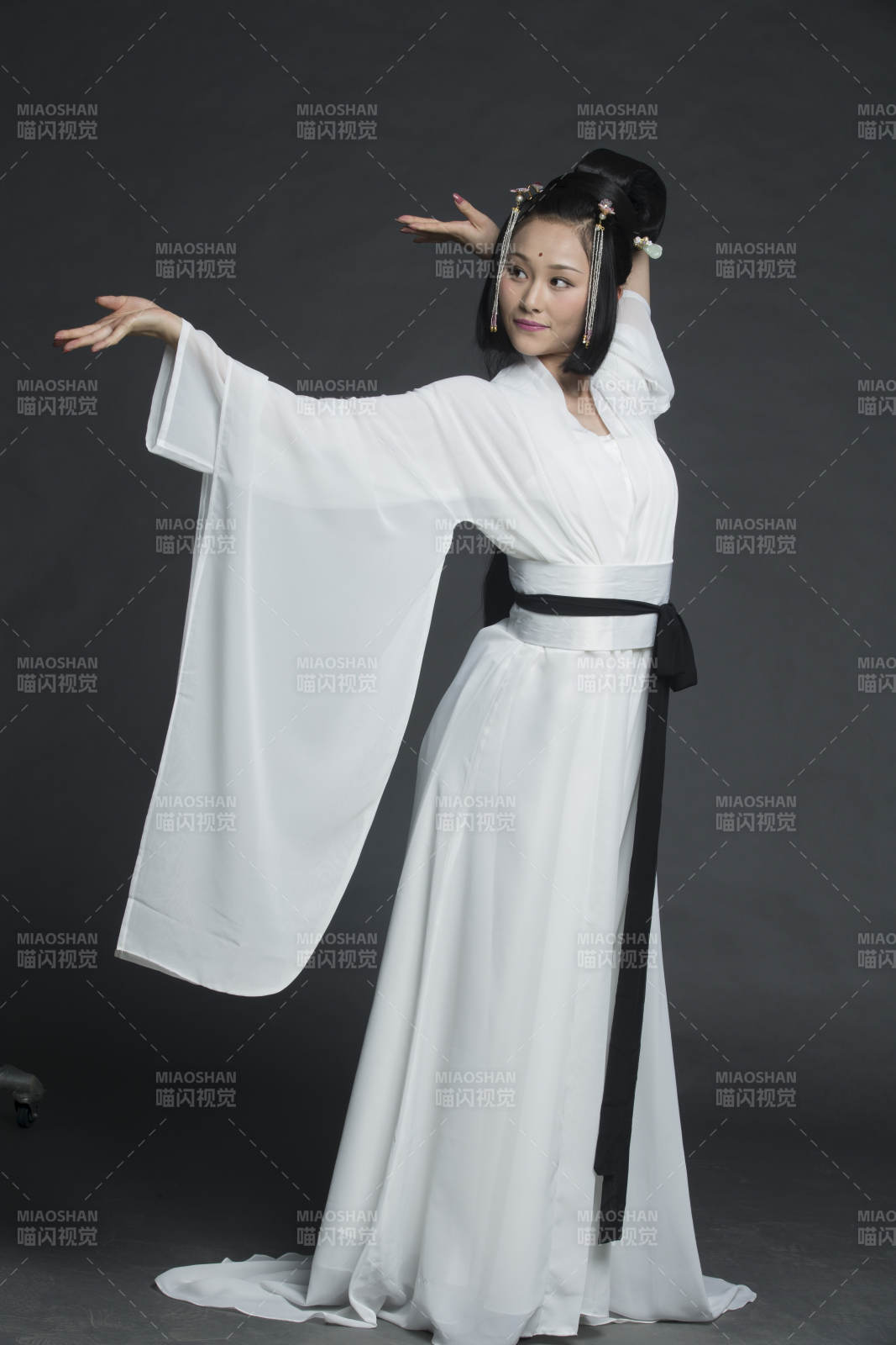 身穿古装的汉服女性人像汉服影棚拍摄图片