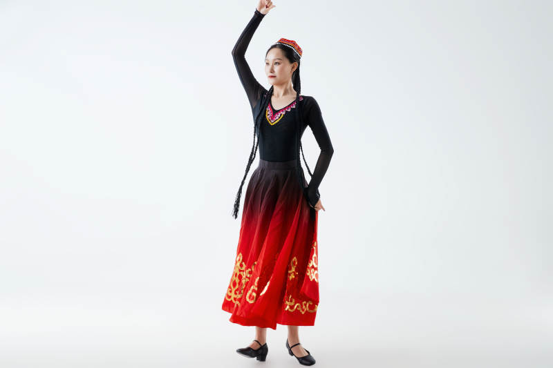 穿着新疆维吾尔族服饰跳舞的少女图片