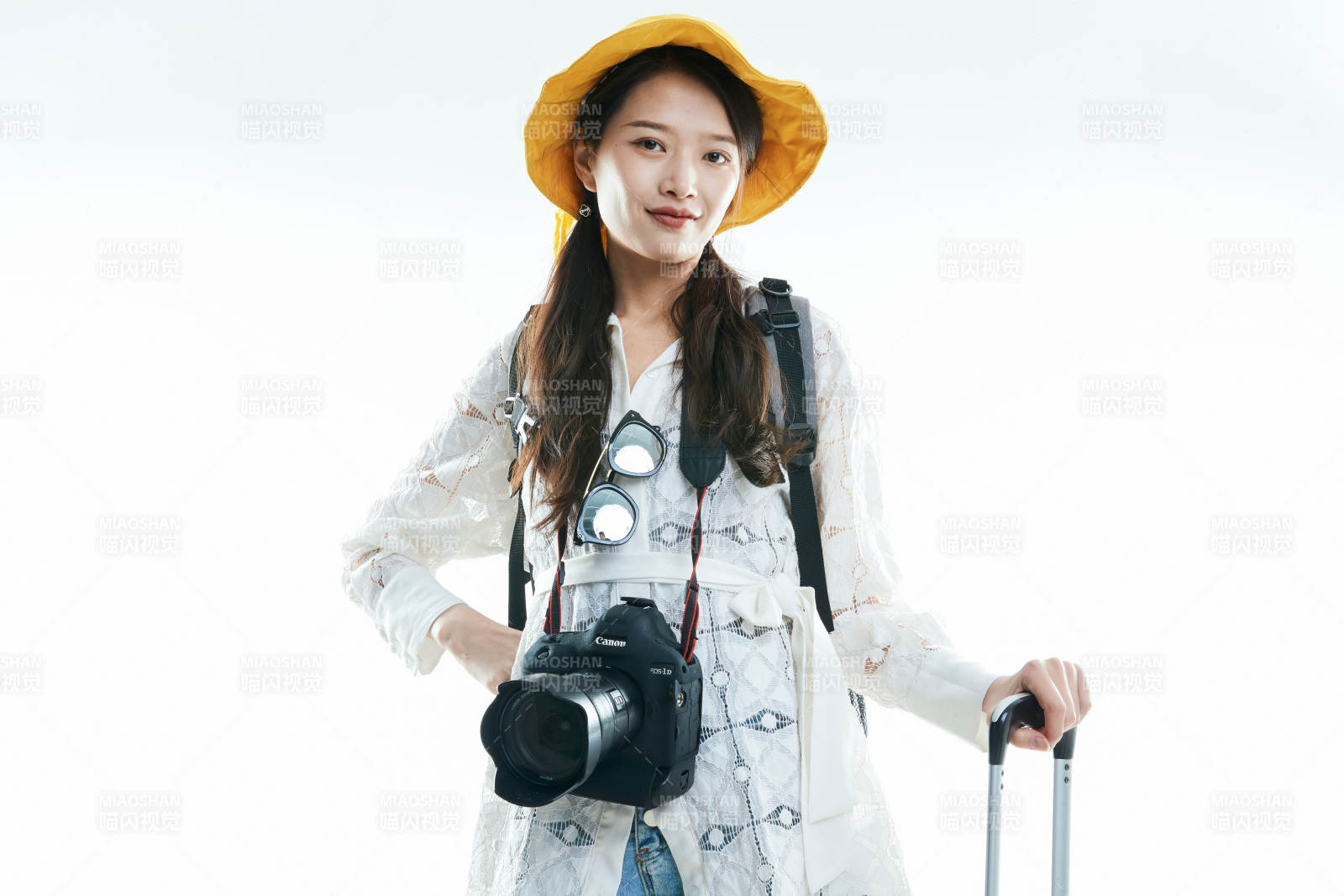 白色背景下准备出发旅行的美丽东方女大学生图片