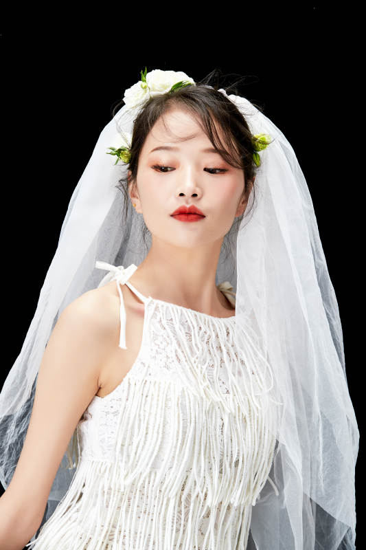 黑色背景下的美妆新娘彩妆人像图片