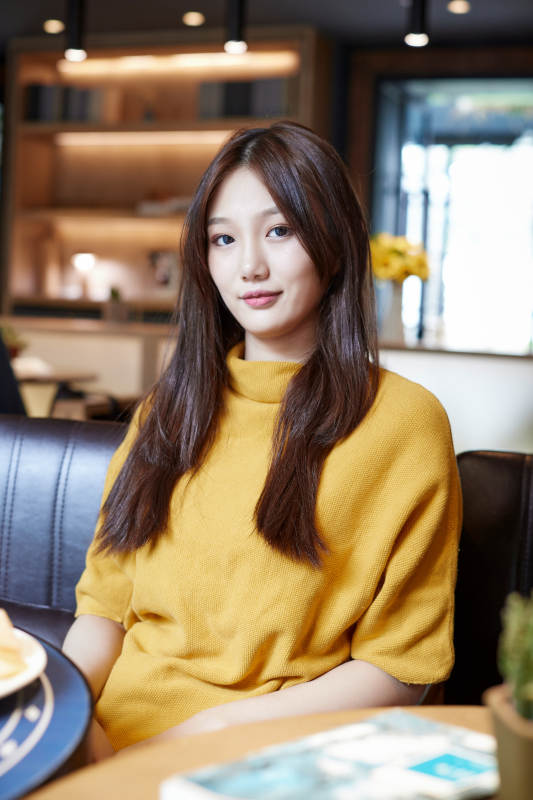 在图书咖啡馆阅读书籍的少女图片