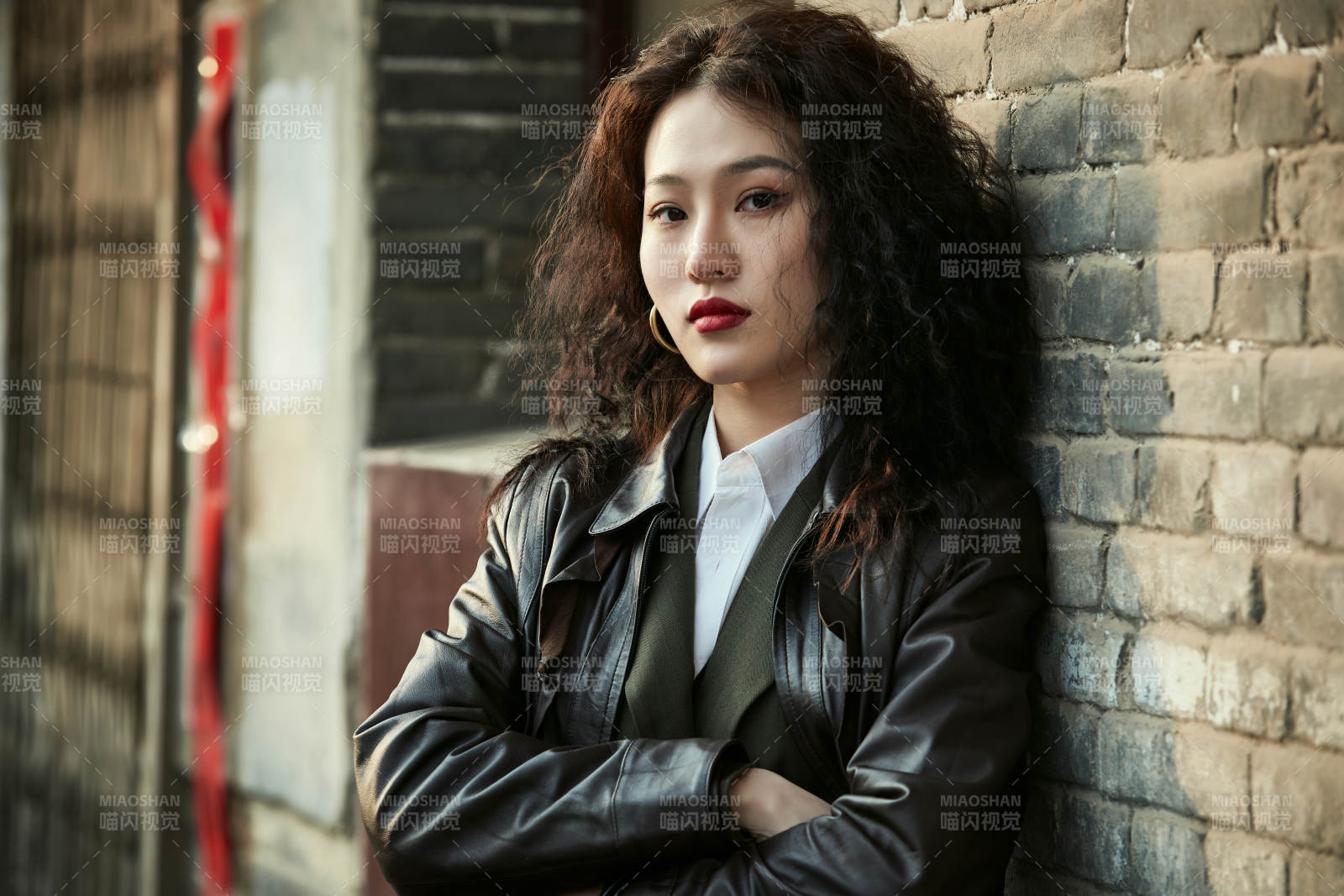 老旧城区里穿着复古港风的美丽清纯少女图片