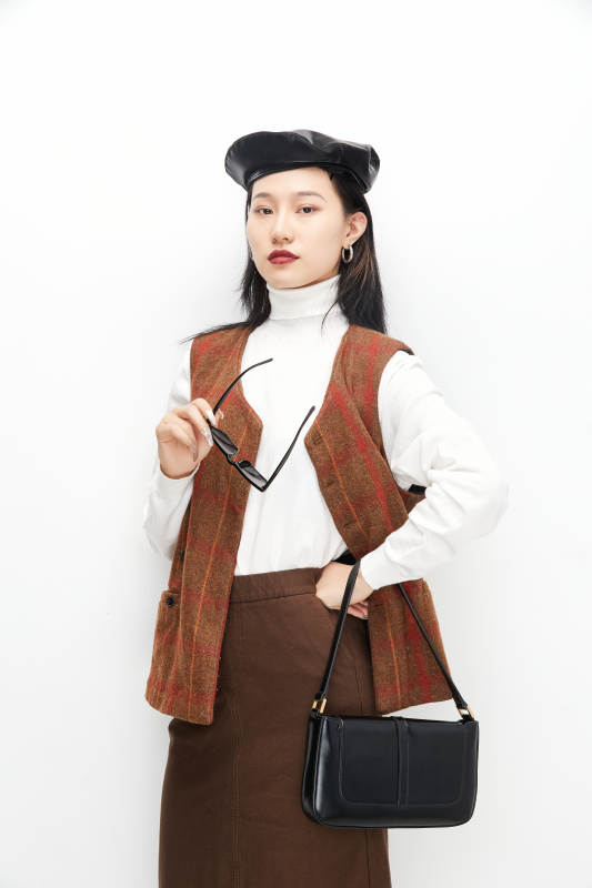 身穿复古服装的亚洲少女人像图片