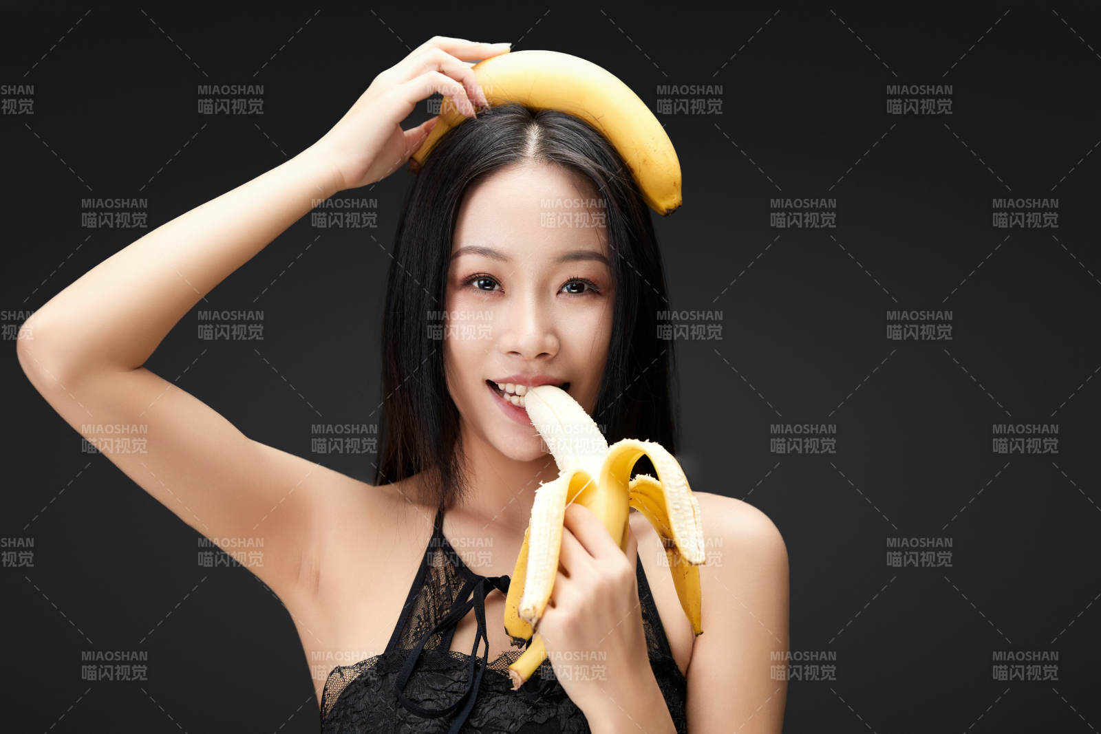 吃水果的亚洲东方长发少女图片