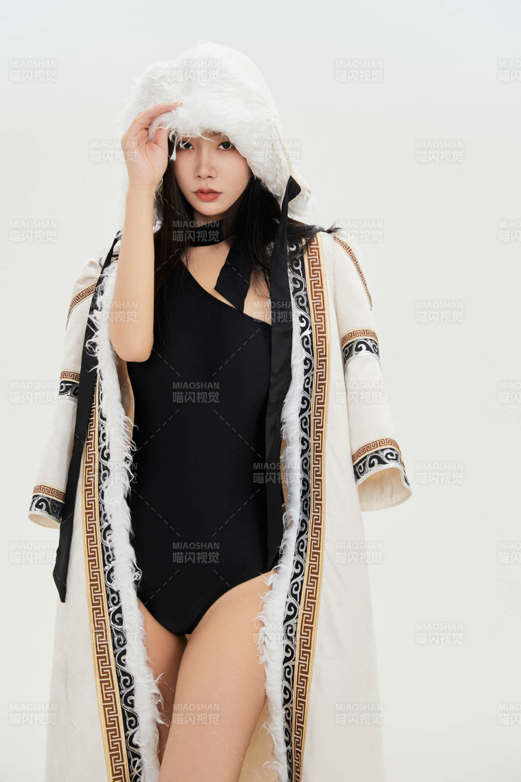 身穿混搭风格蒙族服饰的美女图片