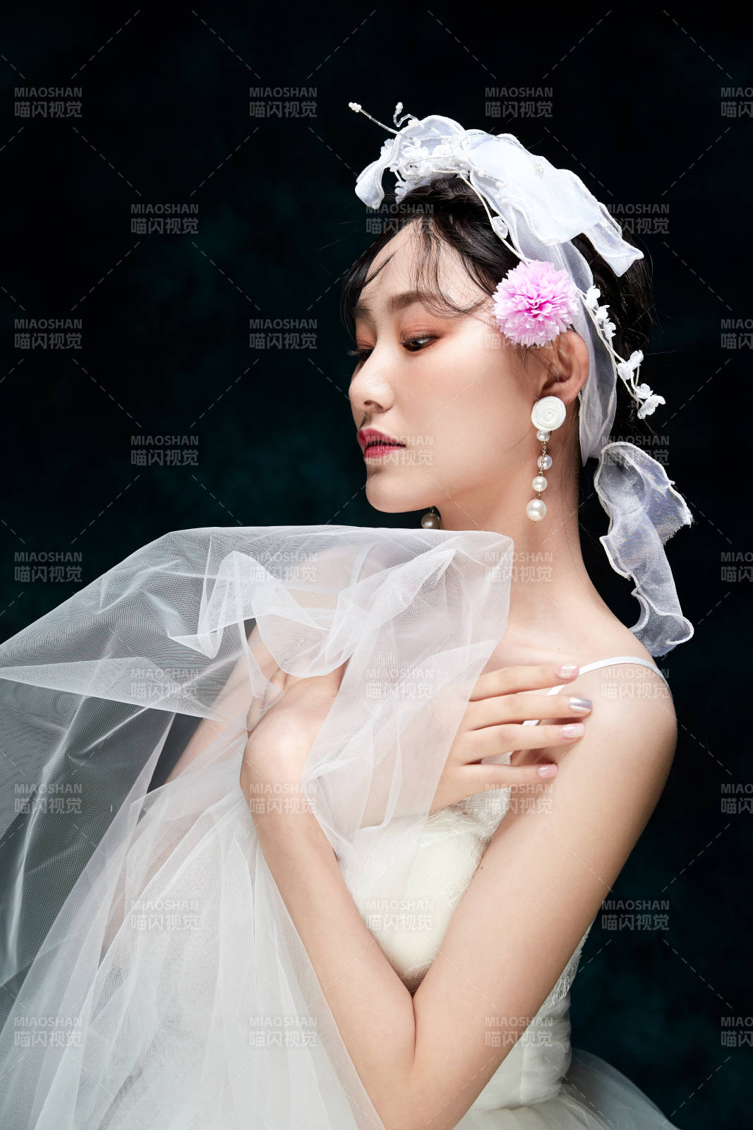 黑色背景下的女性复古婚纱妆面图片