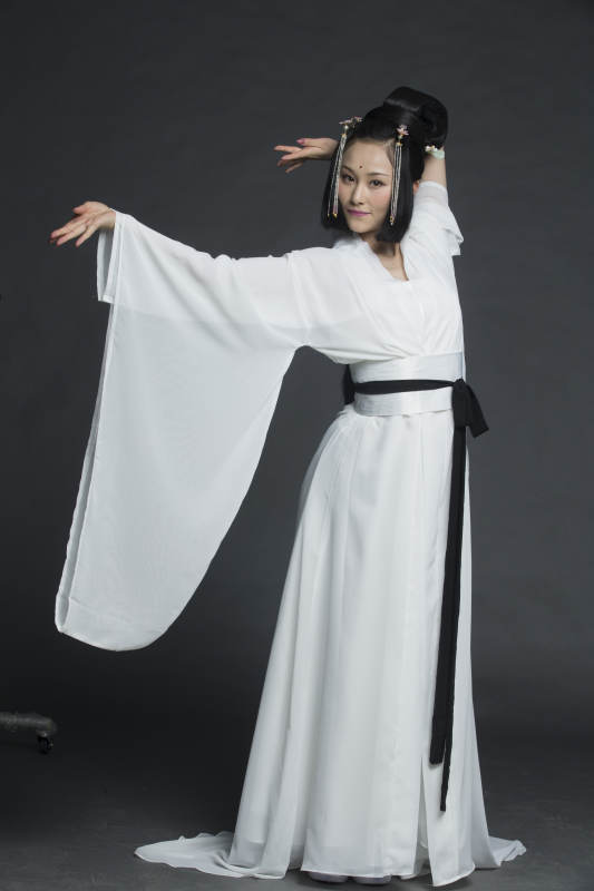 身穿古装的汉服女性人像汉服影棚拍摄图片