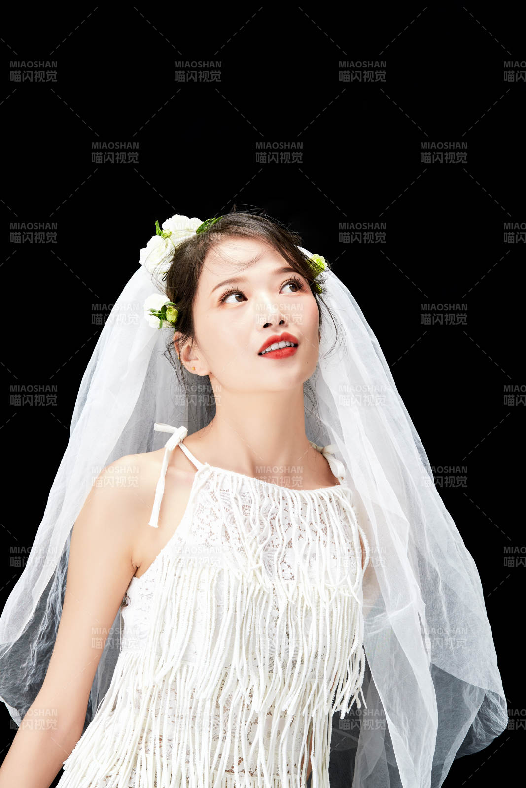 黑色背景下的美妆新娘彩妆人像图片