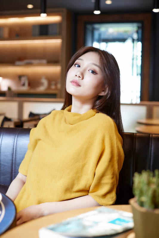 在图书咖啡馆阅读书籍的少女图片