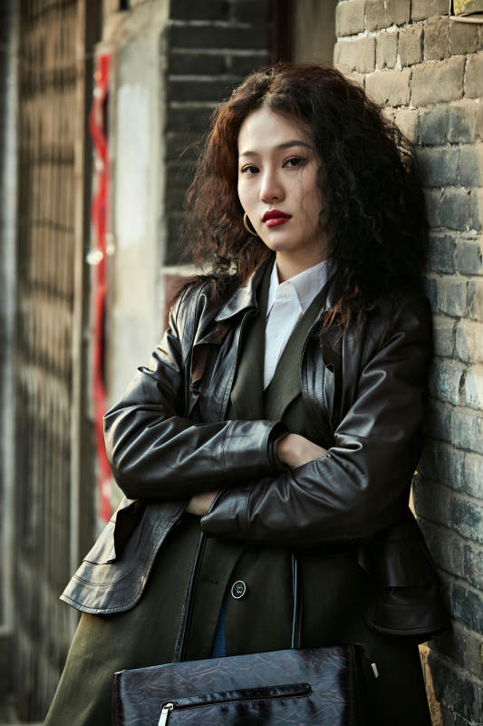 老旧城区里穿着复古港风的美丽清纯少女图片