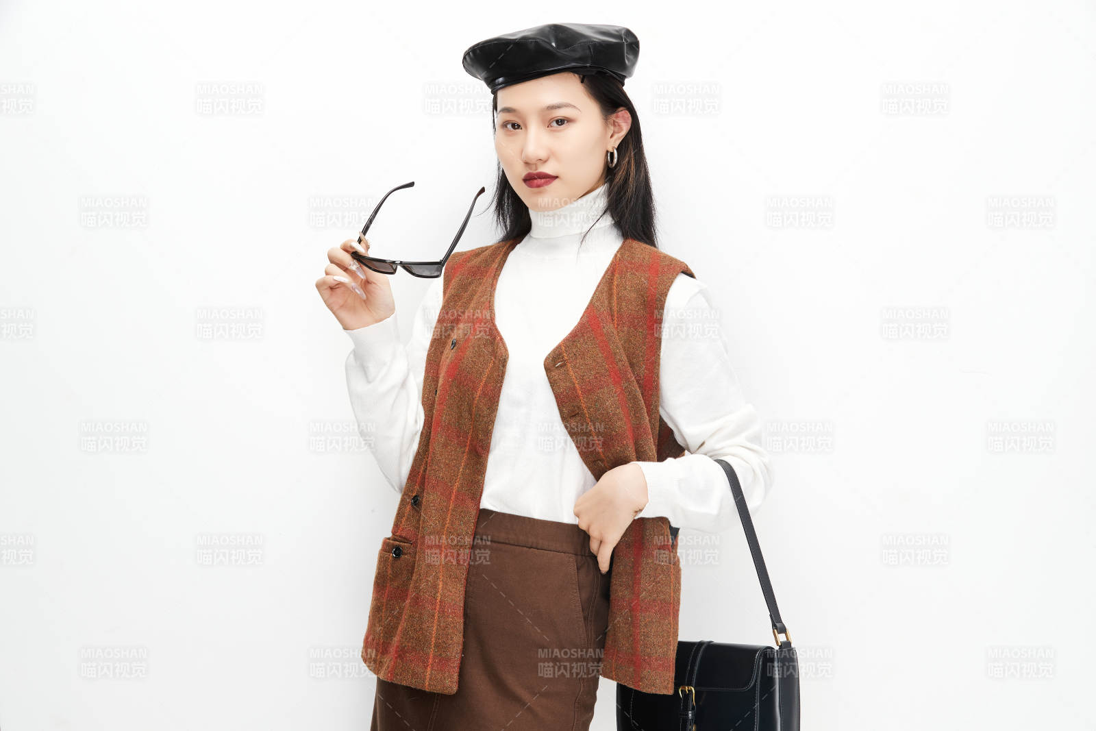 身穿复古服装的亚洲少女人像图片