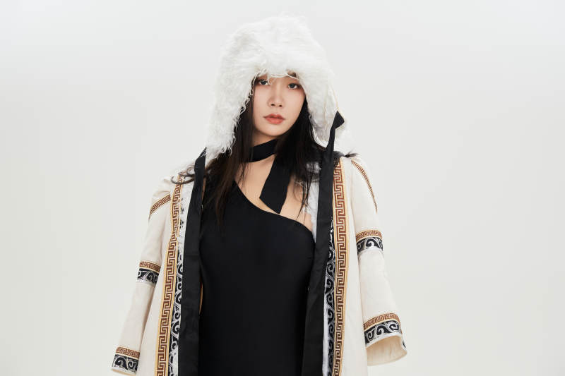 身穿混搭风格蒙族服饰的美女图片