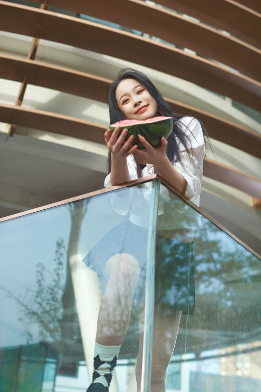 初夏户外公园吃西瓜的可爱少女图片