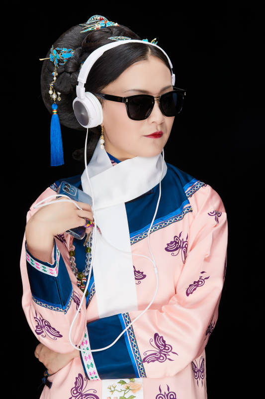 黑色背景下的清代女性古装造型清朝古装图片