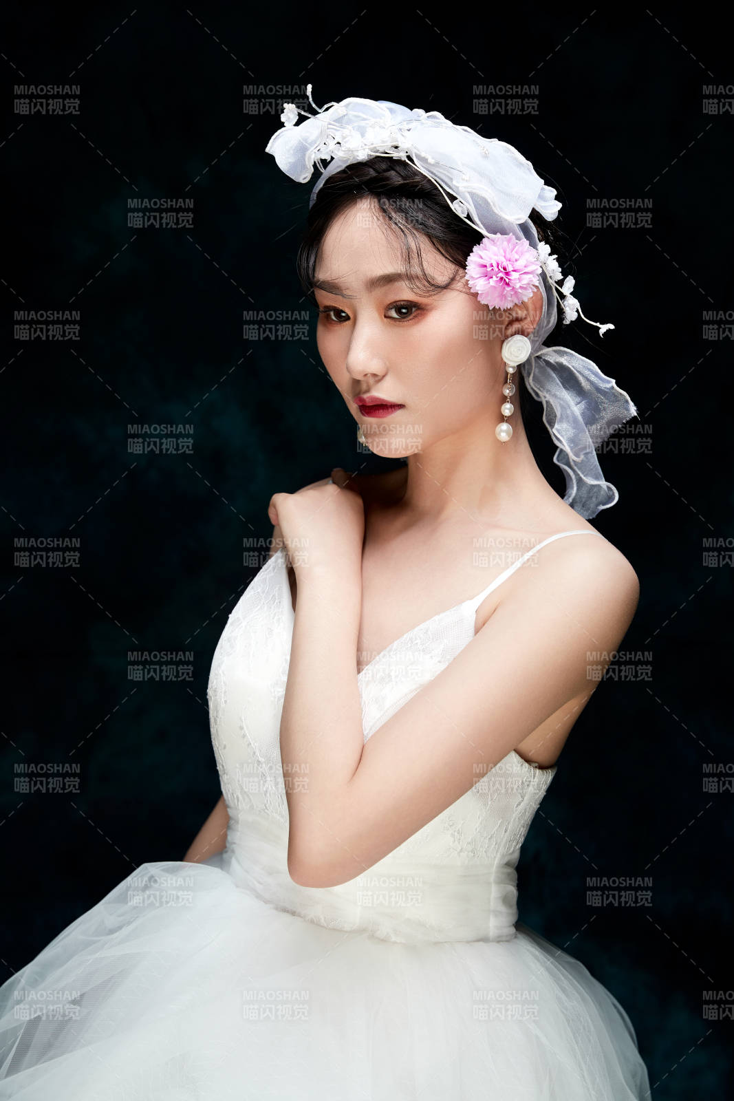 黑色背景下的女性复古婚纱妆面图片