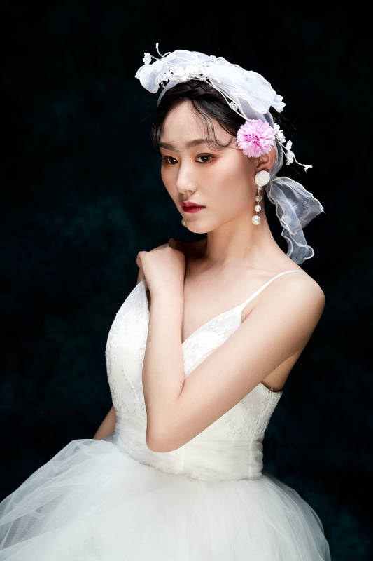 黑色背景下的女性复古婚纱妆面图片