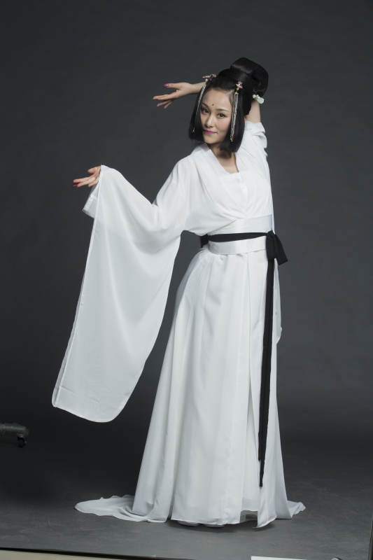 身穿古装的汉服女性人像汉服影棚拍摄图片