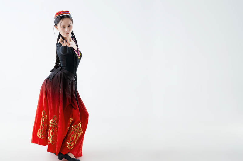 穿着新疆维吾尔族服饰跳舞的少女图片
