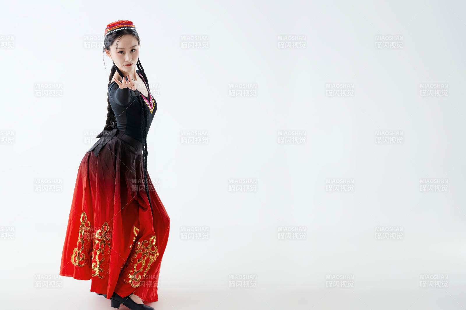 穿着新疆维吾尔族服饰跳舞的少女图片