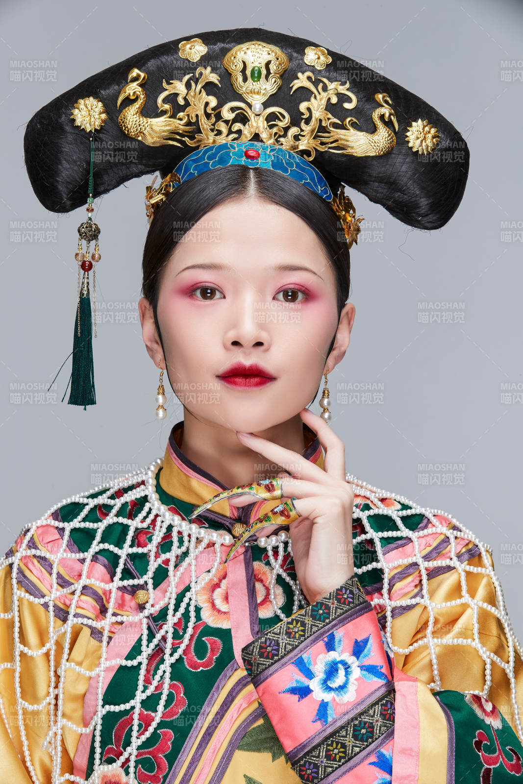 白色背景下的清代女性古装造型清朝古装图片