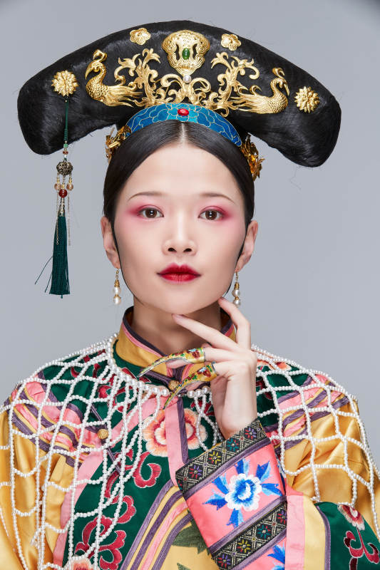 白色背景下的清代女性古装造型清朝古装图片