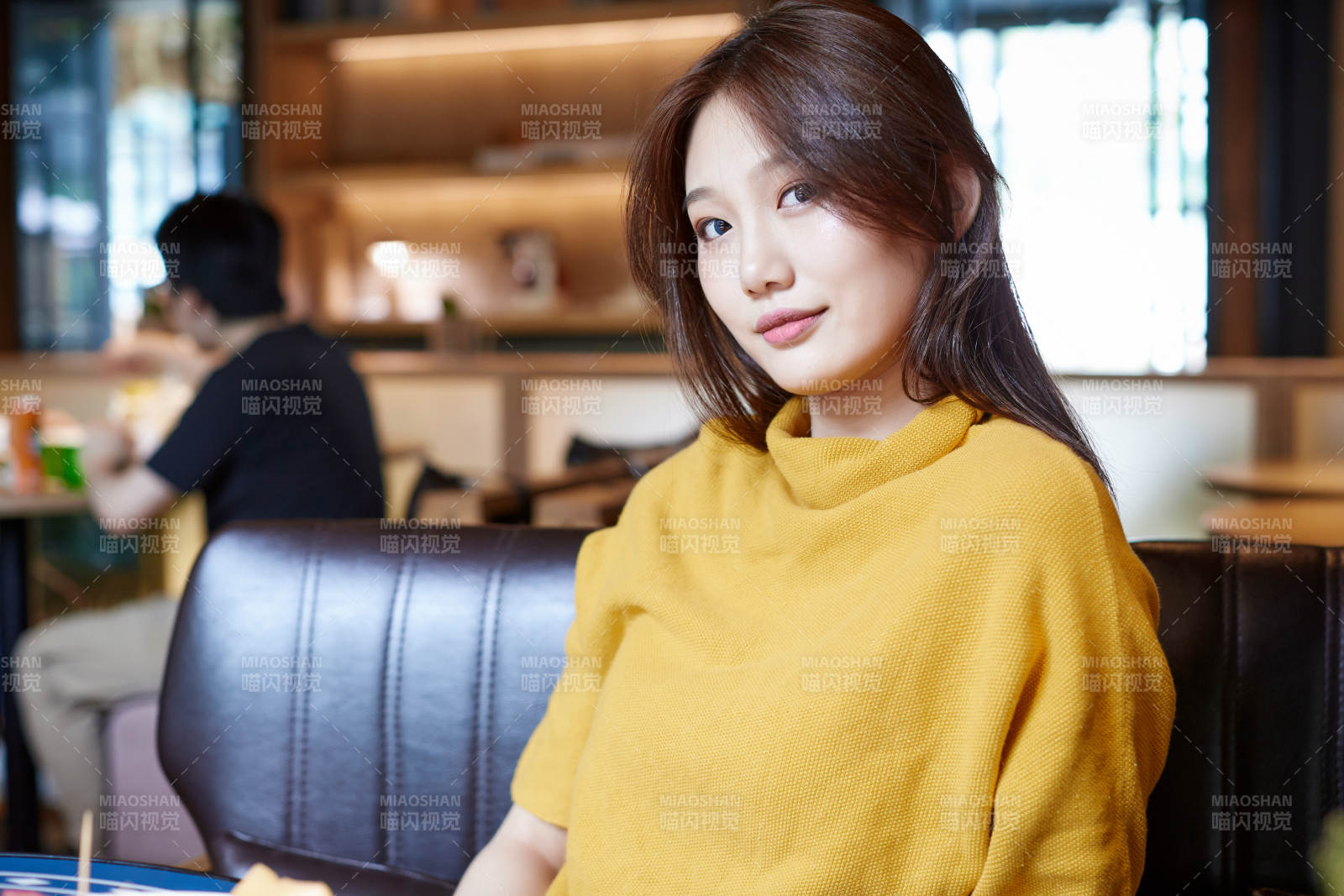 在图书咖啡馆阅读书籍的少女图片