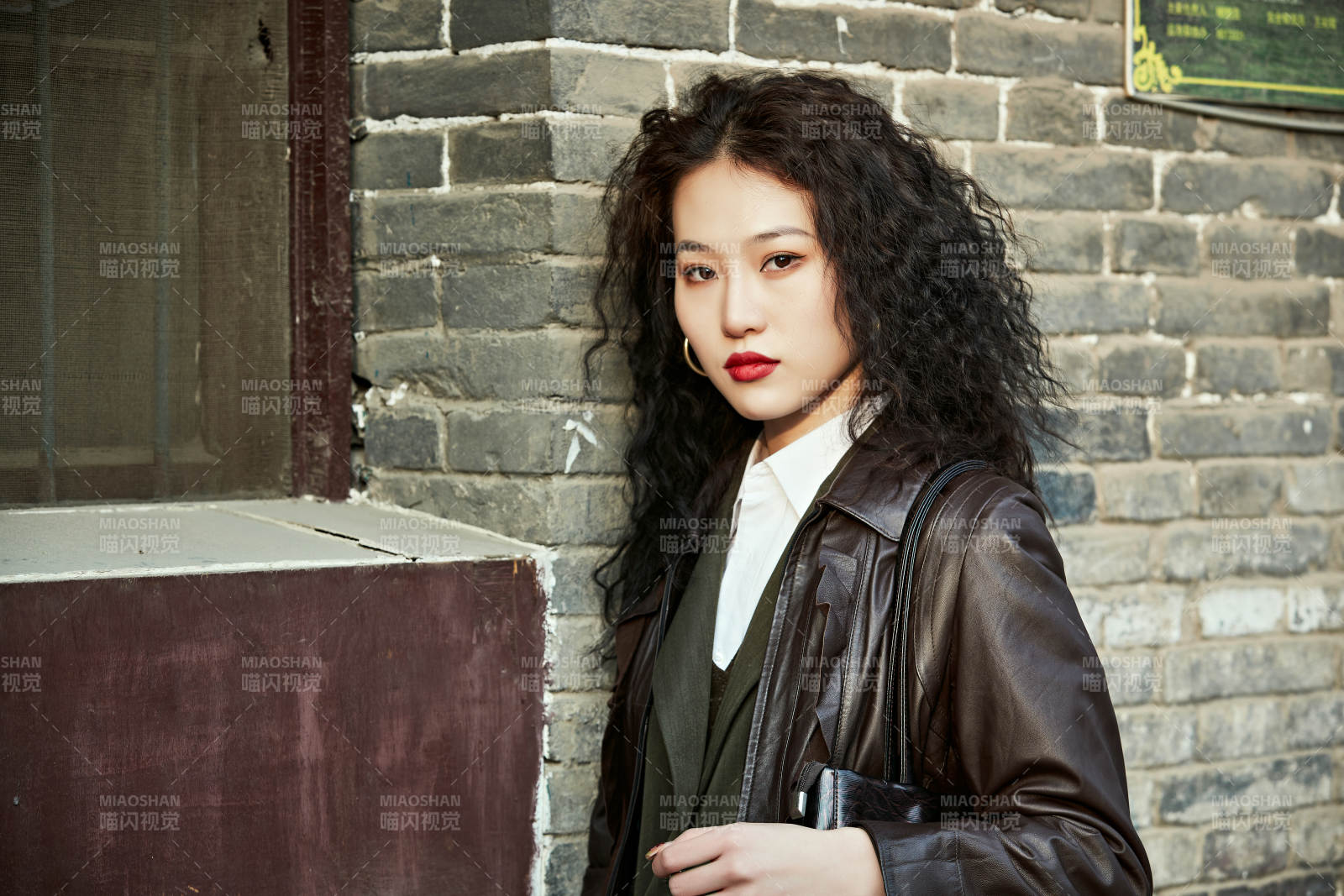 老旧城区里穿着复古港风的美丽清纯少女图片