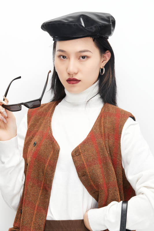 身穿复古服装的亚洲少女人像图片