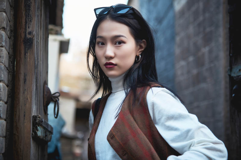 老旧城区里穿着复古港风的美丽清纯少女图片